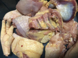 3、西红柿豆腐汤,鸡肉清洗干净沥干水分。