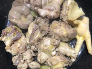 4、西红柿豆腐汤,起油锅放入鸡块爆炒一下。