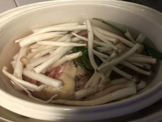 6、西红柿豆腐汤,放入姜片、葱结、铺上白玉菇，倒入清水。