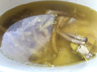 8、西红柿豆腐汤,炖好后，盛出大部分的鸡块，挑出姜片、葱结，剩余鸡汤。