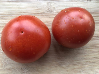 9、西红柿豆腐汤,西红柿清洗干净。