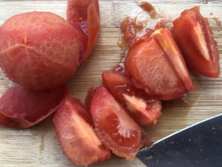 11、西红柿豆腐汤,西红柿取出来很容易就去皮了，切成块。