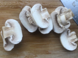 12、西红柿豆腐汤,口蘑切片。