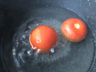 10、西红柿豆腐汤,放入开水中烫一下。