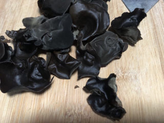 13、西红柿豆腐汤,黑木耳泡发。