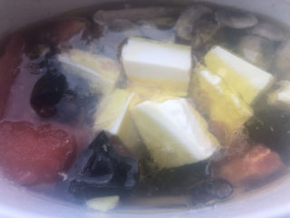 16、西红柿豆腐汤,出锅前的10分钟放入切碎的豆腐。