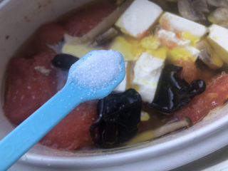 17、西红柿豆腐汤,出锅前5分钟放入盐调味即可。