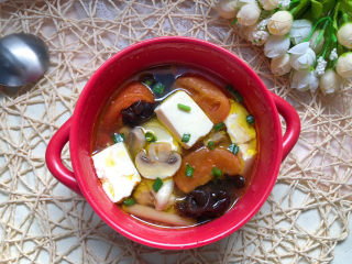 18、西红柿豆腐汤,撒点葱花，赶快享用吧。