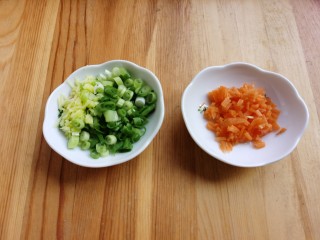 2、紫菜虾皮汤,将小葱切成葱花，生姜切成姜末，胡萝卜切成细丁。