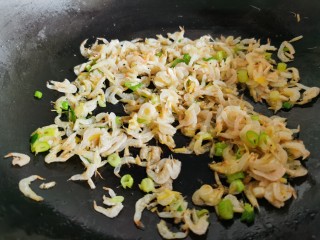 6、紫菜虾皮汤,锅中放油烧热，加入葱花和虾皮炒香。虾皮先用油炒一炒，做汤更香也不腥。