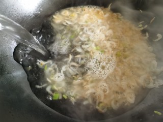 7、紫菜虾皮汤,加入适量的热水烧开。