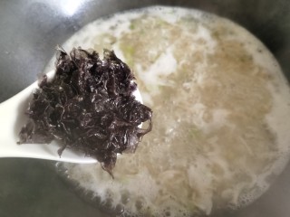 8、紫菜虾皮汤,放入洗好的紫菜。