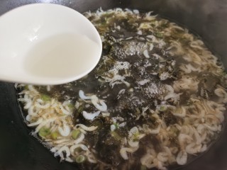 12、紫菜虾皮汤,加入提前调好的水淀粉，水淀粉要分次加入，不要一次性倒入锅里，防止汤汁过于浓稠。