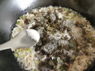 9、紫菜虾皮汤,根据个人口味加入一点点食盐。虾皮里已经有盐分，注意食盐不易加太多。
