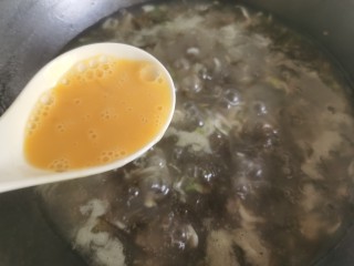 14、紫菜虾皮汤,一边搅动锅里的汤汁，一边将蛋液徐徐倒入，形成蛋花。
