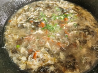 15、紫菜虾皮汤,最后加入胡萝卜和葱花。