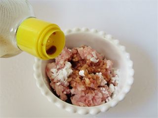 2、荠菜肉末豆腐羹,猪肉泥加少量淀粉生抽抓匀腌制一下