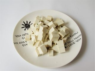 4、荠菜肉末豆腐羹,豆腐打成均匀大小的小方块