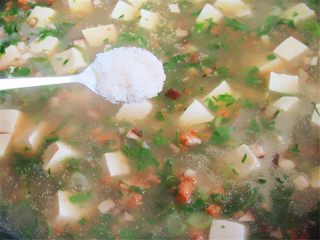 10、荠菜肉末豆腐羹,加入淀粉水勾芡，再加入一勺盐、少许味精调味，不喜欢味精的可不放，喜欢酸味的还可以滴几滴醋调味更加增味