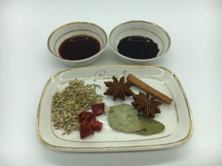 3、五香茶叶鹌鹑蛋,辅助食材：小茴、干辣椒、香叶、八角、桂皮、生抽、老抽。