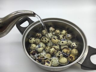 4、五香茶叶鹌鹑蛋,煮鹌鹑蛋：锅里放入鹌鹑蛋，放入适量的凉水，开大火煮开，小火炖8分钟。