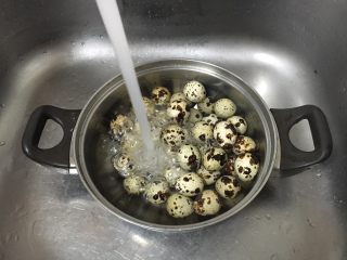 5、五香茶叶鹌鹑蛋,煮熟后立即用凉水过凉。