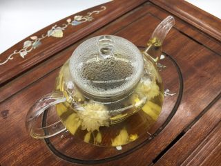 6、五香茶叶鹌鹑蛋,煮茶：水开后放入茉莉花茶，煮10分钟，然后放入菊花茶，泡5分钟。