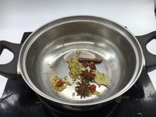 7、五香茶叶鹌鹑蛋,锅里放少许油，油3成热时放入香料爆出香味