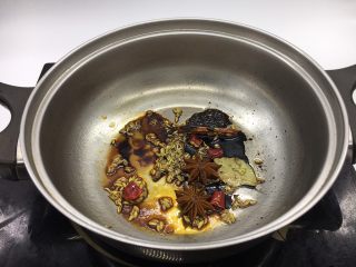 8、五香茶叶鹌鹑蛋,关火，放入生抽和老抽，用余温爆出酱香味。