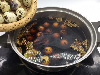 10、五香茶叶鹌鹑蛋,放入磕出裂痕的鹌鹑蛋