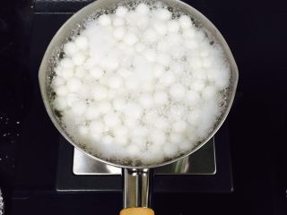 8、桂花红糖酒酿小圆子,待小圆子浮出水面说明已熟，用汤勺搅和一下防止粘锅底