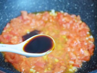 6、茄汁金针菇,加入生抽