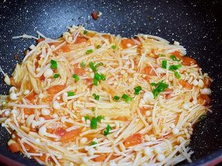 11、茄汁金针菇,撒上葱花即可出锅