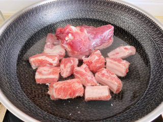 1、筒骨莲藕汤,白骨和筒骨一起凉水下锅，烧开。