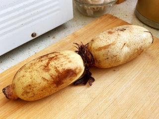 3、筒骨莲藕汤,买莲藕要买两头都是堵死的这种，不要买漏洞的，那样的莲藕孔里面会有淤泥，很不好清理。