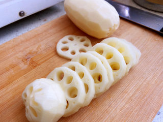 4、筒骨莲藕汤,莲藕去皮，切成片。