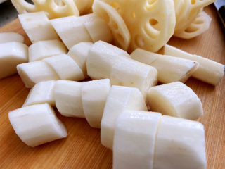 5、筒骨莲藕汤,山药也去皮切小块，喜欢大块就切大块，还可以再放几个芋头，软糯特别好吃。