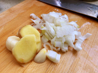 6、筒骨莲藕汤,葱可以切碎也可以是葱段，都行。