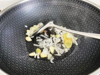 8、筒骨莲藕汤,加入葱姜蒜炒香。