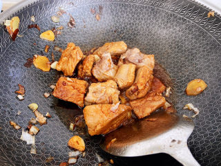 11、筒骨莲藕汤,倒入生抽调味上色，因为是炖汤不需要上色太重，有一点颜色就好，免得汤看起来太单调。上色后倒入一点点白胡椒粉。