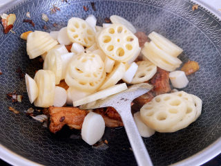 12、筒骨莲藕汤,加入莲藕和山药一起炒。