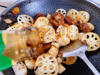 13、筒骨莲藕汤,加入蚝油翻炒均匀。