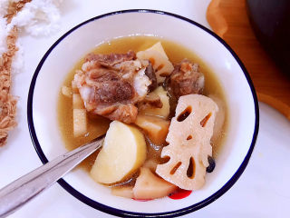 15、筒骨莲藕汤,炖好后即可开锅，打开盖，香气扑鼻，排骨的肉软烂无比，莲藕和山药都糯糯的，真的太好吃了。