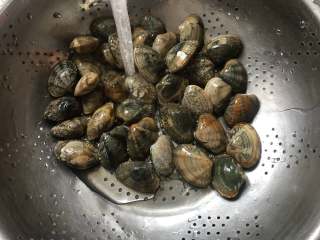 3、冬瓜蛤蜊汤,蛤蜊冲洗干净