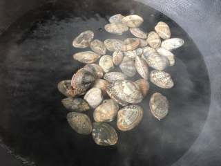 4、冬瓜蛤蜊汤,水烧开，放入蛤蜊