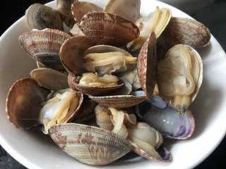 6、冬瓜蛤蜊汤,捞出蛤蜊