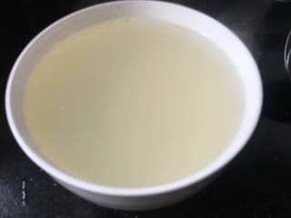 7、冬瓜蛤蜊汤,水不要倒掉了，盛在碗里，保证汤汁的鲜美就是还要用到这个汤