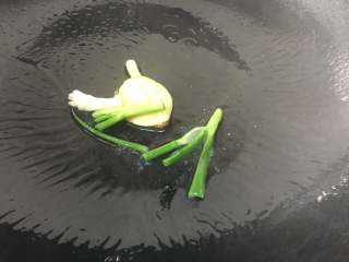 8、冬瓜蛤蜊汤,锅里放入少许的油，爆香葱姜