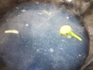 9、冬瓜蛤蜊汤,然后加入刚才煮蛤蜊的水，最下面的可能有泥沙需要倒掉