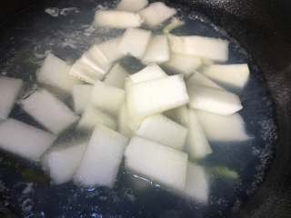 10、冬瓜蛤蜊汤,加入冬瓜，煮至7成熟